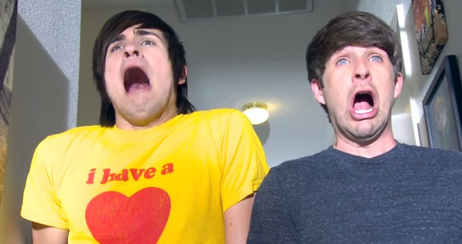 9. Smosh (5,7 tỷ lượt xem): Năm 2005, hai anh chàng Ian Hecox và Daniel Padila bắt đầu lập tài khoản Smosh, chuyên đăng video hát nhép theo phong cách hài hước. Sau đó, họ dần chuyển sang làm clip hài, thành lập công ty. Hiện nay, những sản phẩm của đôi bạn trẻ có nhiều diễn viên hơn, bên cạnh hai nam chính.