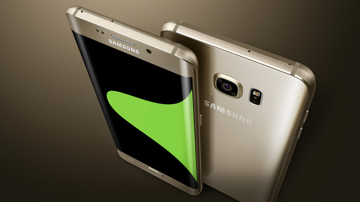 Thiết kế của S6 Edge Plus giống hệt S6 Edge với khung vỏ kim loại và kính, điểm nhấn nằm trên màn hình cong không thể nhầm lẫn.Tuy nhiên, do màn hình lớn hơn nên việc cầm máy cũng chắc tay hơn, ít trơn trượt như S6 Edge, cảm giác hụt hẫng - dễ tuột tay không còn.