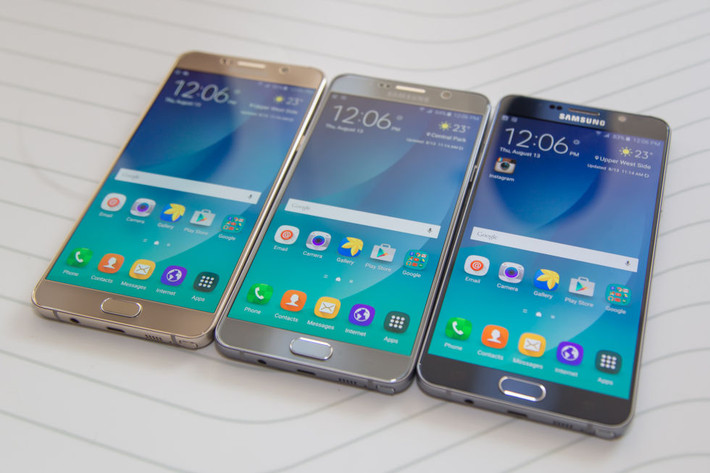 Cụ thể, Galaxy Note 5 hàng chính hãng đang được giảm 1 triệu xuống mức giá 14,9 triệu đồng. Giá này áp dụng cho cả bốn phiên bản màu gồm: đen, bạc, vàng và trắng. Trong khi đó, giá bán Galaxy Note 5 hàng xách tay (mới) gần như y hệt chính hãng, vẫn ở mức 10,5 triệu đồng đối với màu trắng và xanh lam, còn màu vàng và hồng đắt hơn từ 500 nghìn đến 1 triệu.