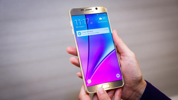 Note 5 là phablet 5,7 inch chạy Android 6.0, máy có cấu hình phần cứng gồm chip lõi 8 Exynos 7420, 64-bit, RAM 4GB, ROM 32GB, camera trước/sau là 5/16MP và có cùng khẩu độ ống kính f/1.9. Cấu hình mạnh mẽ và thiết kế cao cấp sẽ giúp Note 5 đứng được trên thị trường khoảng 1-2 năm nữa, vì vậy nó là phablet đáng mua trong tầm giá hiện nay.