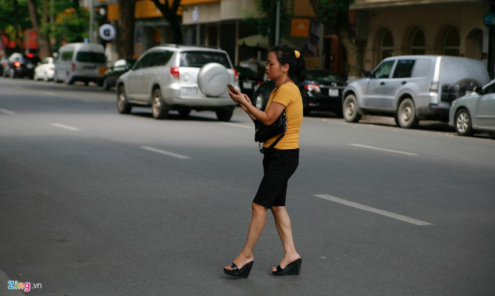 Đi bộ sang đường không quan sát, tay mắt dành cho điện thoại.