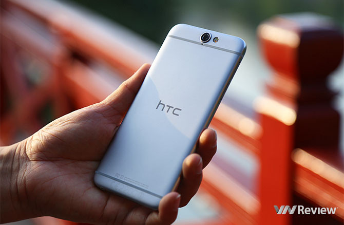 Loa kép BoomSound phía mặt trước đã không còn để nhường chỗ cảm biến vân tay và HTC cũng bù đắp điểm thiếu hụt này bằng việc cải thiện chất lượng âm thanh khi nghe qua tai nghe, trang bị cho máy cả âm amply hi-fi tích hợp và DAC có khả năng giải mã nhạc 24b/192khz. Các thay đổi này cùng với cách sắp xếp loa, cổng âm thanh, màn hình cong 2.5D, dải nhựa và các góc bo trên One A9 khiến cho sản phẩm mang một phong cách thiết kế mới so với các smartphone của HTC nhưng cũng có một số nét giống với các mẫu iPhone mới của Apple.