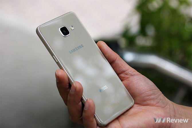 Cả hai mặt trước và sau của Galaxy A5 (2016) đều sử dụng chất liệu theo Samsung là Gorilla Glass 4 và viền kính đều cong nhẹ 2.5D như nhau nên trông máy cân đối, hài hoà. Phần khung kim loại được phay vát nhưng các đường cắt đều được nhà sản xuất hoàn thiện cẩn thận, mịn chứ không gây cảm giác bị sắc tay khi cầm.