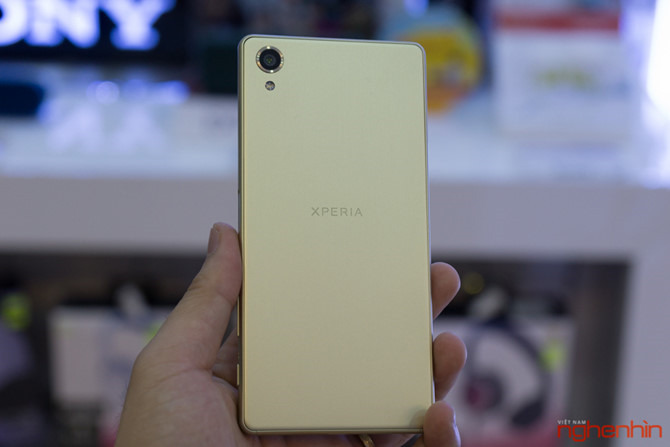 Sony Xperia X. Mặc dù mới chỉ được bán chính thức tại Việt Nam nhưng Xperia X cũng đã giảm giá “ngoạn mục” khoảng 1,7 triệu đồng khi mức giá ban đầu là 14 triệu giờ chỉ còn 12,3 triệu đồng.