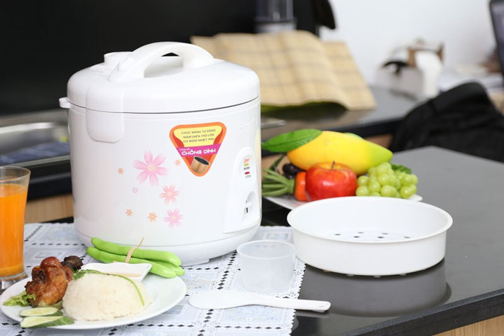 Thương hiệu: Khi mua nồi cơm điện, nên chọn những thương hiệu chính hãng, có uy tín, có đại lý bảo hành tại Việt Nam để đảm bảo chất lượng tốt nhất như Sharp, Panasonic, Toshiba, Bluestone. Những nồi cơm điện Trung Quốc không rõ nguồn gốc thường được bán với giá rất rẻ, tuy nhiên chất lượng không tốt, và thường được làm từ những chất liệu không an toàn đối với sức khỏe, ngoài ra còn dễ bị chạm mạch điện, hỏng hóc, cháy nổ, rất nguy hiểm cho người sử dụng.