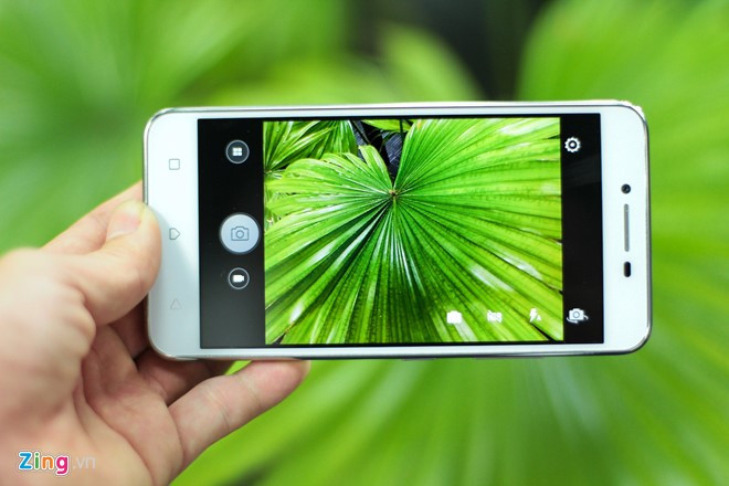 Trải nghiệm thực tế cho thấy, Lenovo Vibe K5 cho cảm giác cầm nắm thoải mái. Máy chạy ổn định, ít bị lag, giật. Máy ảnh 13 MP cho khả năng bắt nét tốt, ảnh sáng và sắc nét. Trong tầm giá dưới 4 triệu, Vibe K5 ghi điểm nhờ thiết kế đẹp, cấu hình khá.