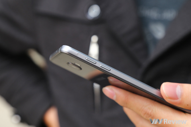 Về cấu hình phần cứng, Galaxy A7 sử dụng màn hình 5.5 inch với tấm nền Supper AMOLED độ phân giải Full HD cho mật độ điểm ảnh vào khoảng 401 PPI, vi xử lý Exynos 7589 tám nhân xử lý tốc độ 1.6GHz, RAM 3GB, bộ nhớ trong 16GB, khe cắm thẻ Micro USB và viên pin 3300 mAh. Máy có camera trước 5 MP và camera chính là 13 MP, cả hai camera đều có cùng khẩu độ là F/1.9.