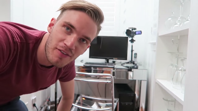 1. PewDiePie (12,5 tỷ lượt xem): Felix Kjellberg là YouTuber đầu tiên có 10 tỷ lượt xem. Tài khoản PewDiePie từng là nơi Felix bình luận game, sau đó phát triển hơn nhờ các vlog từ năm 2010 đến nay. Chàng trai người Thụy Điển hiện kiếm hàng triệu USD mỗi năm và nổi tiếng khắp thế giới. Anh là một trong những người đầu tiên làm video về game, truyền cảm hứng cho những người cùng theo đuổi con đường tương tự.