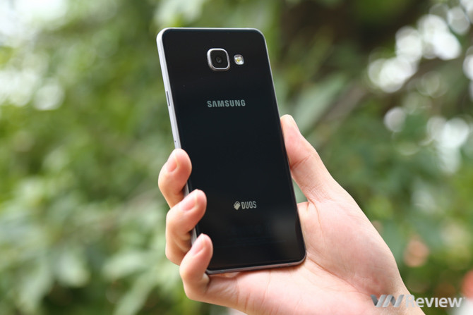 Các chi tiết thiết kế khác được Samsung hoàn thiện tốt: nút bấm vật lý có độ dày và nảy tốt, phần loa thoại trùng màu với mặt trước, và viền màn hình mỏng nên máy không bị to bản dù màn hình 5.5 inch. Ngoài ra, Samsung cũng khắc phục nhược điểm về khay SIM ở phiên bản năm ngoái: việc trang bị hai khay cắm giúp người dùng có thể sử dụng cả hai SIM và thẻ nhớ cùng lúc.