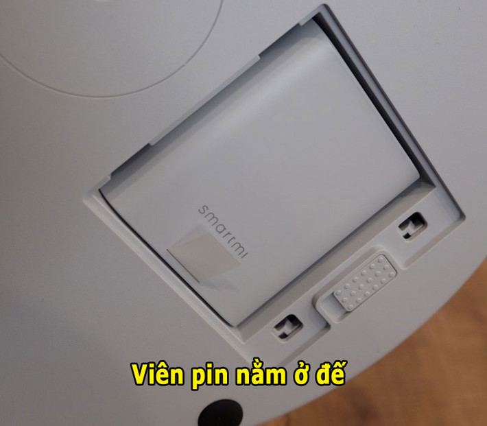Xiaomi Smartmi được trang bị viên pin 2.800 mAh (có thể tháo rời). Smartmi có tổng cộng 4 cấp độ gió. Ở cấp độ thấp nhất, viên pin này có thể duy trì thời gian hoạt động trong vòng 16 giờ, còn mức gió mạnh nhất trong 4 giờ.