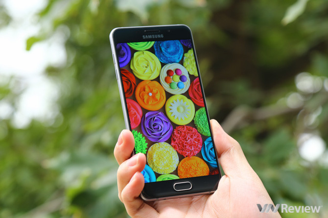 Samsung Galaxy A7 (2016). Tương tự thiết kế A5 (2016), Galaxy A7 cũng sử dụng viền kim loại chắc chắn và đẹp, hai mặt kính cường lực Gorilla Glass 4. Cảm giác cầm máy được cải thiện đáng kể so với phiên bản năm ngoái nhờ các đường cắt ở khung kim loại, các góc bo tròn và mặt kính cong 2,5D ở cả phía trước và sau.