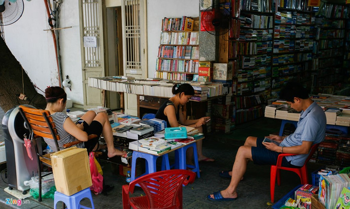 Những người bán hàng khi vắng khách.