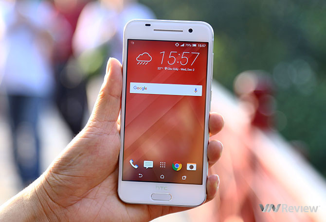 HTC One A9. Điểm gây chú ý đầu tiên khi nhìn vào One A9 là ngôn ngữ thiết kế hoàn toàn mới. HTC đã mạnh dạn mang mặt lưng phẳng của dòng Desire (xuất phát từ Desire 816) kết hợp với thiết kế nguyên khối nhôm của dòng One cùng những đường cắt quen thuộc trên dưới mặt lưng để tăng khả năng bắt sóng.
