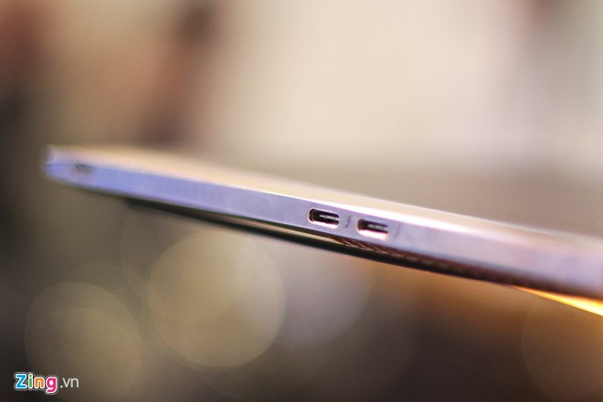 HP Spectre được trang bị 3 cổng USB Type C, trong đó có 2 cổng hỗ trợ giao tiếp tốc độ cao Thunderbolt. Giắc cắm tai nghe được dồn về góc trái.