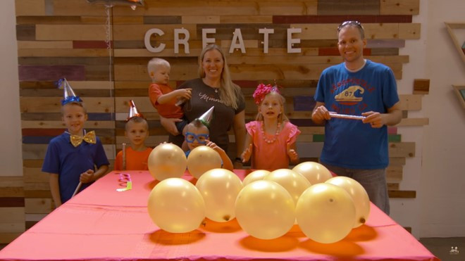 8. Family Fun Pack (5,9 tỷ lượt xem): Đây được coi như gia đình nổi tiếng nhất trên YouTube, gồm bố mẹ (Kristine và Matt) cùng 5 người con. Với phương châm “Mỗi ngày, cả nhà đều vui”, họ thường xuyên đăng video các thành viên cùng thực hiện thử thách, đi đến nơi thú vị, chơi game hoặc đánh giá đồ chơi lên mạng.