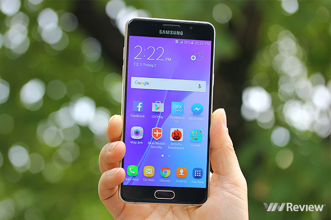Samsung Galaxy A5 (2016). Thiết kế của Galaxy A5 (2016) có nhiều điểm thay đổi so với phiên bản 2015. Trong đó, hai điểm thay đổi đáng chú ý nhất là kích thước của máy tăng lên 5.2 inch so với 5 inch trên phiên bản cũ và sử dụng vật liệu thân máy khác. Trên phiên bản mới, Samsung sử dụng kết hợp khung kim loại và kính ở hai mặt giống với sản phẩm cao cấp Galaxy S6.