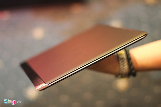 Để đạt được độ mỏng ấn tượng này, HP đã phải chia đều thỏi pin về 2 bên thân máy. Spectre sử dụng pin lion, sạc qua cổng USB Type C, công nghệ hybrid cho thời gian sử dụng lên đến 9,5 tiếng.