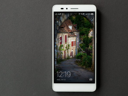 Smartphone tốt nhất dưới 200 USD: Honor 5X. Một lần nữa sản phẩm của Huawei lại lọt vào danh sách bình chọn những smartphone Android tốt nhất có giá dưới 200 USD của trang Androidpit. Sau thành công của Honor 7, Honor ra mắt thêm phiên bản 5X với mức giá phù hợp và kiểu dáng bằng nhôm sang trọng, bắt mắt. Bên cạnh đó, Honor 5X còn sở hữu cảm biến vân tay ở mặt lưng, màn hình hiện thị 5,5 inch Full HD, bộ xử lý Snapdragon 616, bố nhớ lưu trữ 16 GB và thẻ nhớ mở rộng miniSD 128 GB, camera sau 13 MP, pin 3000 mAh, hệ điều hành Android 5.1 Lollipop và có thể nâng cấp lên Android 6.0 Marshmallow vào thời gian tới. Honor 5X trình làng với 3 lựa chọn màu sắc, gồm vàng, bạc và xám.