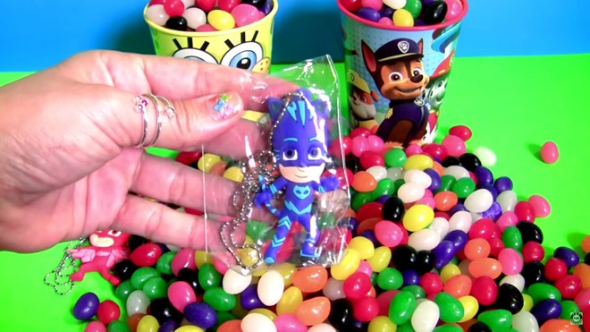 2. FunToyzCollector (11,2 tỷ lượt xem): Kênh này do một người phụ nữ quản lý, chuyên đánh giá về đồ chơi và búp bê của trẻ em với mục đích giải trí. Không ai biết mặt cô ấy, nhưng thông qua các video, nhiều người nhận xét cô có chất giọng nhẹ nhàng khi giải thích kĩ từng bước trong quá trình bóc hộp/vỏ và khám phá đồ chơi.