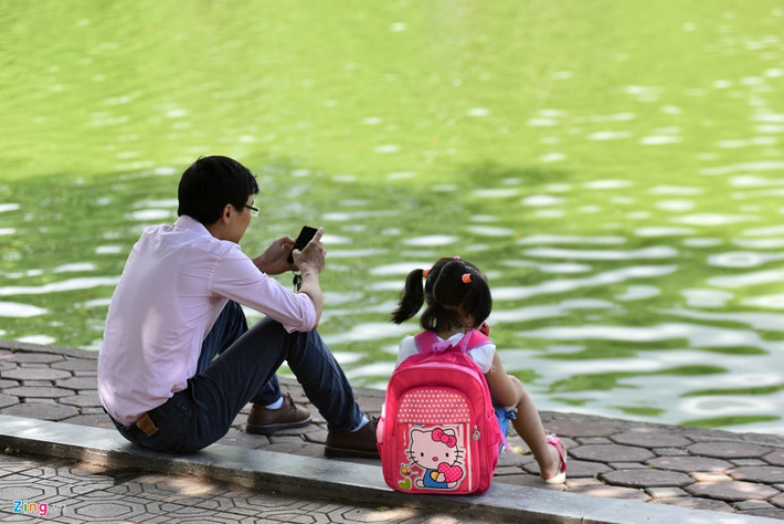 Thời gian cha mẹ bên con cái cũng bị bào mòn vì smartphone.