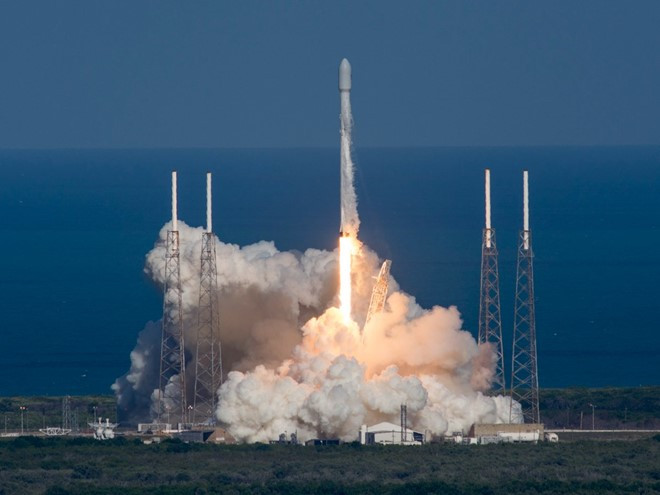Du lịch không gian: Những công ty như Blue Origin của Jeff Bezos hay SpaceX của Elon Musk sẽ đưa người thường lên không gian vào năm 2050. Tuy nhiên, có thể nó vẫn chỉ là thú vui của giới nhà giàu.