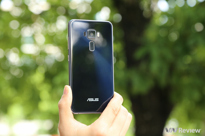 Cả 2 mặt trước và sau của ZenFone 3 đều được trang bị kính cường lực Gorilla Glass, các cạnh được vát theo dạng kim cương cho cảm giác cầm nắm chắc chắn. Khung máy được làm bằng kim loại mang lại cho sản phẩm sự chắc chắn. Có thể nói những cải thiện về thiết kế phần cứng khiến Zenfone 3 trở nên không hề kém cạnh bất cứ sản phẩm nào trong phân khúc tầm trung, một điểm mà thế hệ Zenfone cũ không có được.