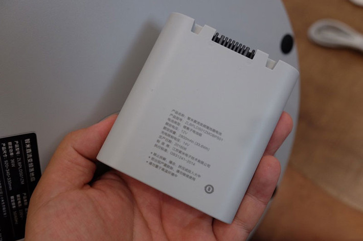 Là chiếc quạt thông minh nên Xiaomi Smartmi có thể kết nối với smartphone để điều khiển từ xa thông qua phần mềm Mi Home. Nhờ được trang bị rơ le ngắt mạch nên Smartmi sẽ tự động tắt khi nó bị đổ hoặc chủ nhân nhấc chiếc quạt này lên.