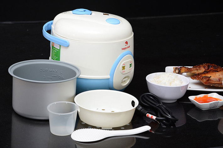 Lựa chọn vật dụng đi kèm: Người mua nên chọn loại nồi có đi kèm các vật dụng như: xửng hấp, cốc đong gạo, muỗng lấy cơm… Muống lấy cơm đi kèm với nồi thường là muỗng nhựa giúp lấy phần cơm ở đáy nồi mà không làm xước hoặc hỏng lớp chống dính.