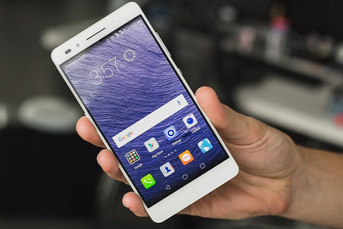 Giá thành rẻ và cấu hình cao: Honor 7. Được coi là đối thủ của HTC One M9 hoặc Huawei Mate S, Honor 7 của Huawei được trang bị lớp vỏ kim loại và các thông số kỹ thuật rất ấn tượng như công nghệ quét vân tay, chipset Kirin 935 do chính Huawei chế tạo, bộ nhớ RAM 3GB, hệ điều hành Android Lollipop, khe cắm thẻ nhớ microSD, tích hợp camera chính lên tới 20MP kèm theo bộ ổn định hình ảnh quang học OIS và camera trước 8MP kèm theo đèn flash LED.