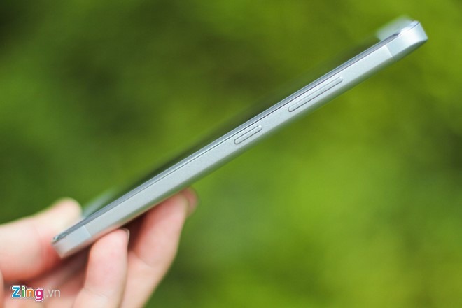 Lenovo Vibe K5 có thiết kế đẹp với vỏ bằng kim loại, các chi tiết được làm cùng tông màu cho cảm giác liền mạch. Vỏ máy ôm trọn 2 cạnh bên khiến nhiều người lầm tưởng Vibe K5 có thiết kế nguyên khối.