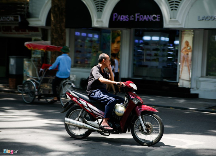 Nhiều trường hợp dùng điện thoại khi đi xe máy, không đội mũ bảo hiểm.