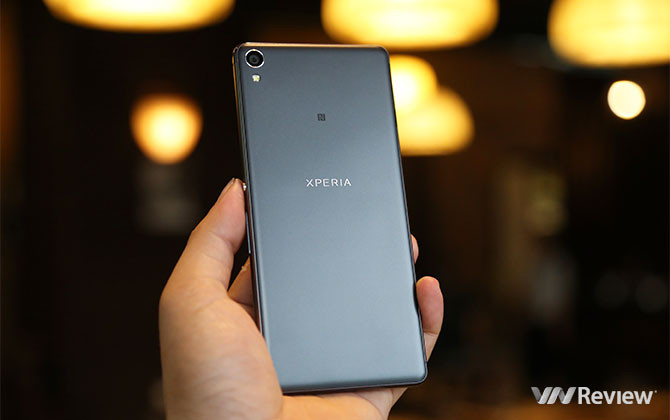 Xperia XA có màn hình cong 2.5D và viền màn hình rất mảnh khiến thân máy thon gọn, cảm giác trông dài hơn so với các điện thoại hiện nay. Thân máy cũng khá mỏng (7,9mm) và trọng lượng nhẹ (134g). Khung kim loại bo tròn giống với dòng X cao cấp. Đặc biệt trên phiên bản màu xám đen, tấm nhựa polycarbonate mặt lưng được xử lý bề mặt tuyệt vời: mịn, bám tay, ít lưu dấu vân tay và ăn khớp với khung kim loại. Các chi tiết trên máy cũng được hoàn thiện tốt. Những đường ghép ăn khớp với nhau rất khít và những cổng, phím được phay cắt gọn gàng.
