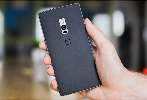 Smartphone tốt nhất dưới 300 USD: OnePlus 2. Trong số bộ ba sản phẩm OnePlus X, OnePlus 2 và OnePlus One, One Plus 2 có cấu hình thuộc hàng mạnh với Snapdragon 810, 8 nhân, 64bit, Ram 3Gb cho bản 16GB và 4GB cho bản 64GB. Ngoài ra chúng ta còn có Pin 3300mAh, màn hình 5"5 FullHD và camera 13Mp F2.0. Theo số đông người dùng, smartphone này là một trong những sản phẩm được “thổi phồng” nhất mọi thời đại và cũng rất tự nhiên đã gặp phải những phản ứng dữ dội. Tuy nhiên, trên thực tế, OnePlus 2 vẫn là chiếc smartphone mượt mà và là lựa chọn tốt trong năm nay.