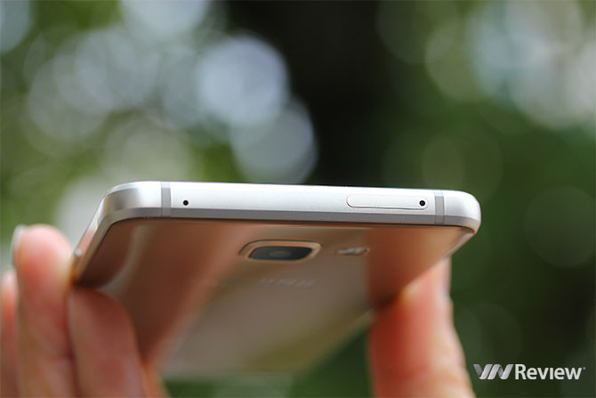Về cấu hình, Galaxy A5 có màn hình 5.2 inch full HD, bên trong máy là chip 8 lõi Exynos, RAM 2 GB, ROM 16 GB, bộ đôi camera 13 MP mặt sau với tính năng ổn định quang học OIS cùng máy ảnh trước 5 MP. Cả 2 camera đều có khẩu độ F/1.9 giúp hình ảnh sắc nét hơn, chụp trong tối tốt hơn. Ngoài ra, máy cũng hỗ trợ 2 SIM tiện lợi, kết nối 4G siêu tốc và thỏi pin dung lượng 2.900 mAh.