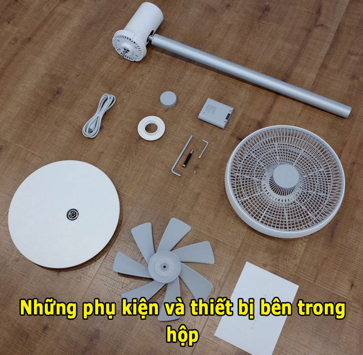 Phần lồng quạt và đế từ của Xiaomi Smartmi được làm từ nhựa, thân quạt sử dụng chất liệu nhôm. Smartmi có chiều cao 836 mm, trọng lượng 3,74 kg. Chiếc quạt thông minh này có thể nhấc lên 15 độ hoặc gập xuống 15 độ theo phương thẳng đứng. Đồng thời, nó cũng có thể tùy chỉnh góc độ quay từ 30-120 độ.