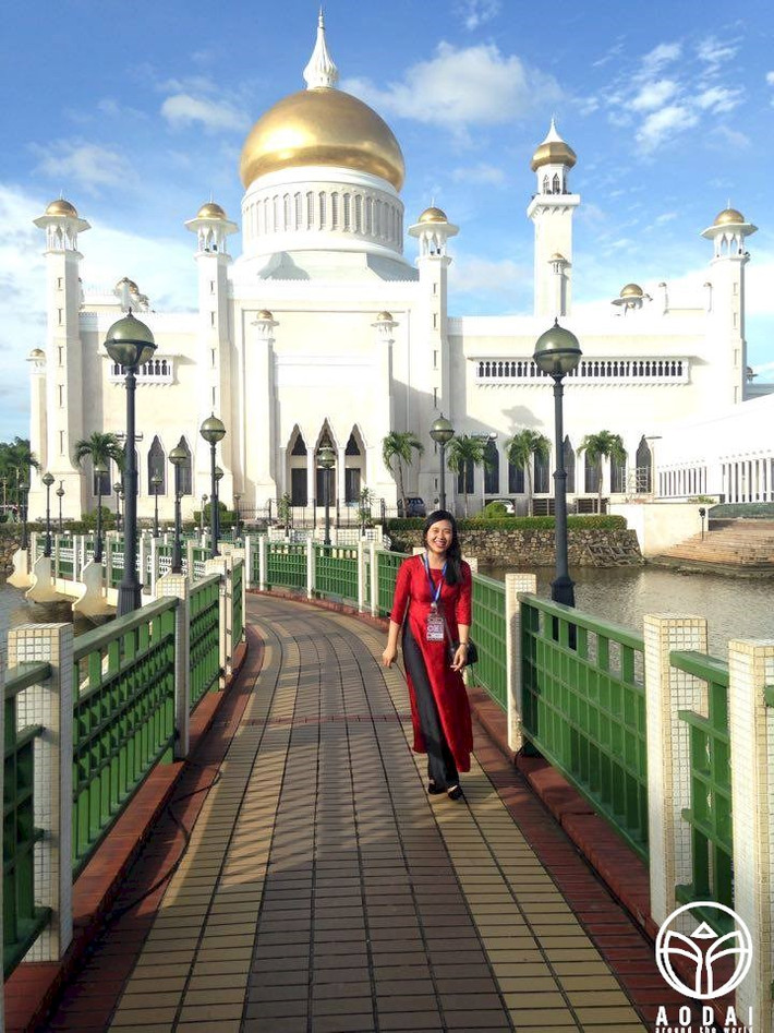 Tà áo dài Việt Nam dịu dàng trước Nhà thờ Hồi giáo Sultan Omar Ali Saifuddin, Brunei.