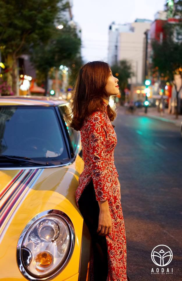 Còn nhiều lắm hình ảnh những tà áo dài ở khắp mọi nơi trên thế giới. Mang theo một phần của Việt Nam, các người trẻ đã không ngần ngại diện bộ trang phục truyền thống đi khắp mọi nơi, để mang hình ảnh về Việt Nam thật đẹp, thật dịu dàng nhưng cũng mới mẻ và gần gũi đến với thế giới.