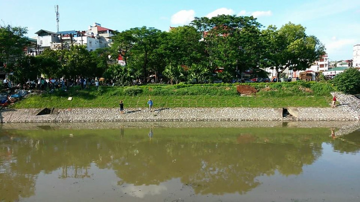 Ở phía đường Láng, nhiều người dân tụ tập xem câu cá.