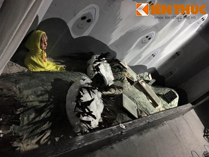 Những mộ phần với hình ảnh ma quái tạo thêm không khí u ám khi người chơi đi qua.