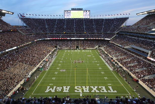 SVĐ Kyle Field được xây dựng ở trung tâm bang Texas vào năm 1904 với sức chứa lên tới 102.512 khán giả và hiện nay nó được sử dụng để diễn ra những trận bóng bầu dục môn thể thao được yêu mến nhất tại Mỹ.