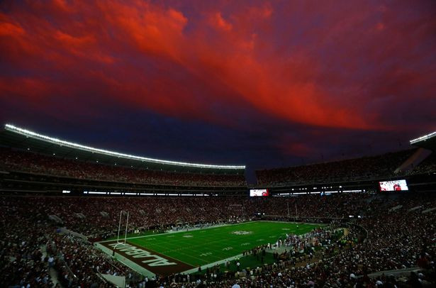 Nằm ở thành phố Tuscaloosa, bang Alabama, Hoa Kỳ, SVĐ Bryant-Denny được mở cửa lần đầu tiên năm 1929. Ban đầu, SVĐ này được lấy tên là Denny để tỏ lòng tôn kính tới cựu thống đốc bang Alabama - George Hutchenson Denny.