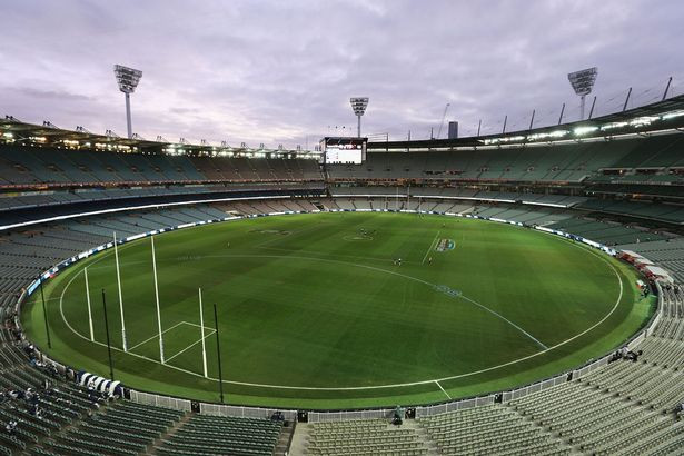 Được xây dựng từ năm 1853, Melbourne Cricket Ground được coi là một trong những SVĐ lâu đời nhất. Lúc đầu, nơi đây có thể chứa được 130.000 người, tuy nhiên sau nhiều lần cải tạo, con số này đã bị thu hẹp xuống 100.024.
