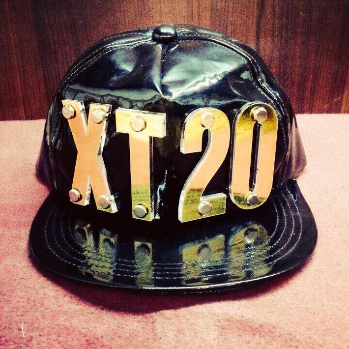 Chiếc mũ snapback đậm chất hiphop mà Tú Ngựa phải đặt để khẳng định thương hiệu "XT 20" của mình.