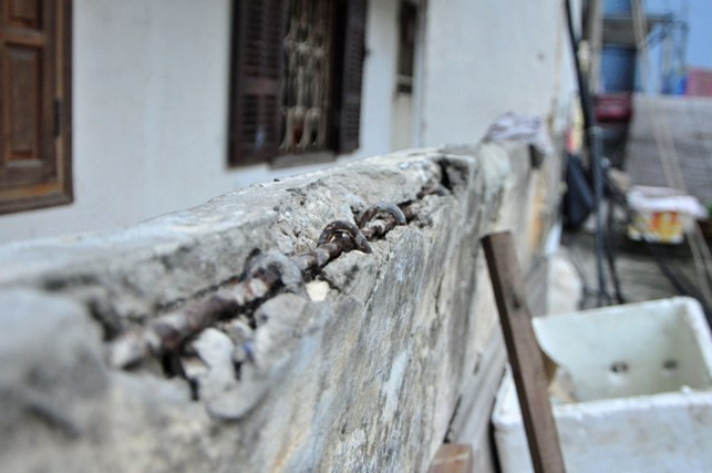 Phần bê tông lan can của khu nhà đã xuống cấp, rơi rụng để hở ra những lõi sắt bên trong.