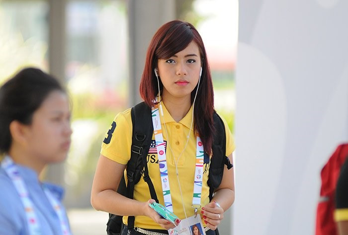 Eaint Darli Linn gây ấn tượng với báo giới bằng vẻ ngoài trẻ trung và khuôn mặt khá lạnh lùng. Ngoài ra nữ phóng viên xinh đẹp cũng có nhiều câu chuyện về nghề khá thú vị. Ảnh: S.N/VNN.