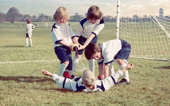 Đây là bức ảnh tái hiện hành động các đồng đội chúc mừng Paul Gascoigne sau khi cựu cầu thủ này ghi bàn vào lưới của Scotland tại Euro năm 1996.