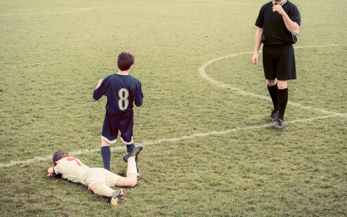 Sau khi va phạm lỗi với Beckham, Diego Simeone đã cố tình ăn vạ để Beckham nhận thẻ đỏ rời khỏi sân trong trận đấu giữa ĐT Anh và ĐT Argentina trong khuôn khổ World Cup 1998 trên đất Pháp.