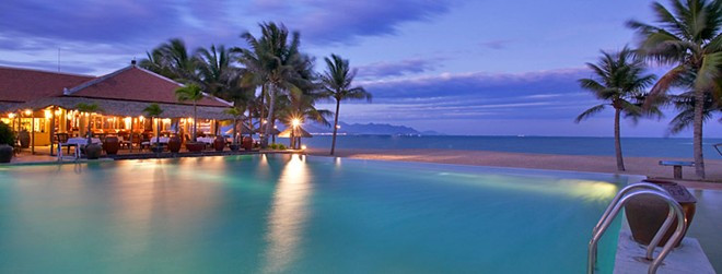 Evason Ana Mandara (Khánh Hòa): Với khuôn viên 20.000 m2, bao quanh là khu vườn nhiệt đới riêng biệt nhìn ra biển, Evason Ana Mandara có thể làm hài lòng ngay cả những du khách khó tính nhất. Khu nghỉ dưỡng này gồm 17 biệt thự và 74 phòng, với kiến trúc độc đáo tạo không gian yên tĩnh, nội thất quyến rũ cùng các dịch vụ đẳng cấp.