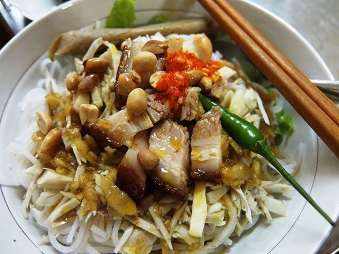 Bún mắm nêm: Là món ăn nổi tiếng của Đà Nẵng và giờ đã lan ra nhiều vùng trên khắp cả nước, bún mắm nêm không thử thách du khách nước ngoài bằng mắm tôm, nhưng cũng khiến nhiều người nhăn mặt. Tuy nhiên, khi đã ăn rồi thì họ lại thích mê món này. Ảnh: Thiện Nguyễn.