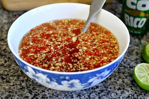 Nước mắm: Loại gia vị nổi tiếng của Việt Nam này có mùi vị đặc trưng. Nước mắm nguyên chất có mùi nồng khá “nhức mũi”, sau khi được pha chế làm nước chấm hoặc dùng trong xào nấu thì lại được nhiều du khách yêu thích. Ảnh: Gastronomyblog.